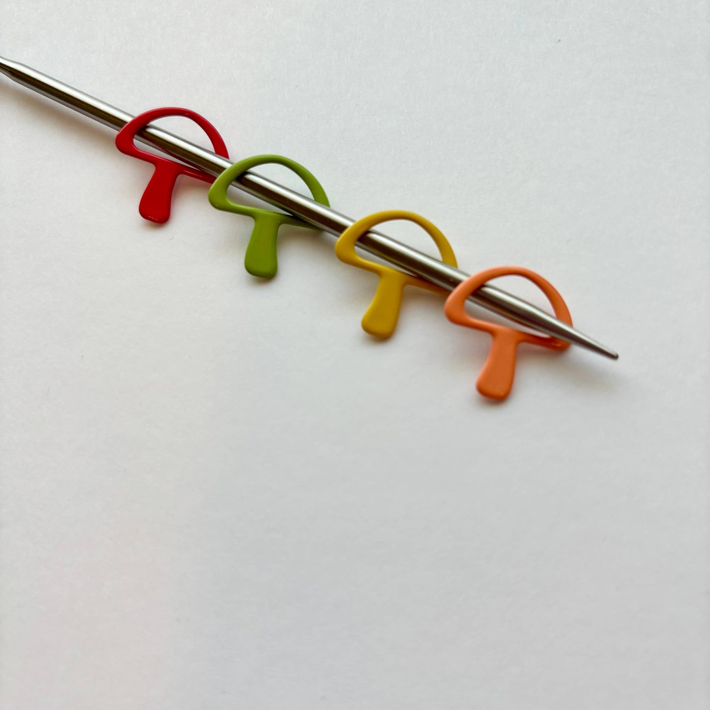 Basic Stitch Snag-Free Metal Stitch Markers by Comma Craft